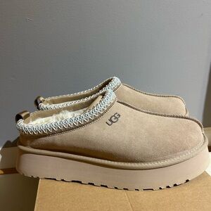 UGG Taz platform slipper 
BRAND NEW SIZE WOMANS 11